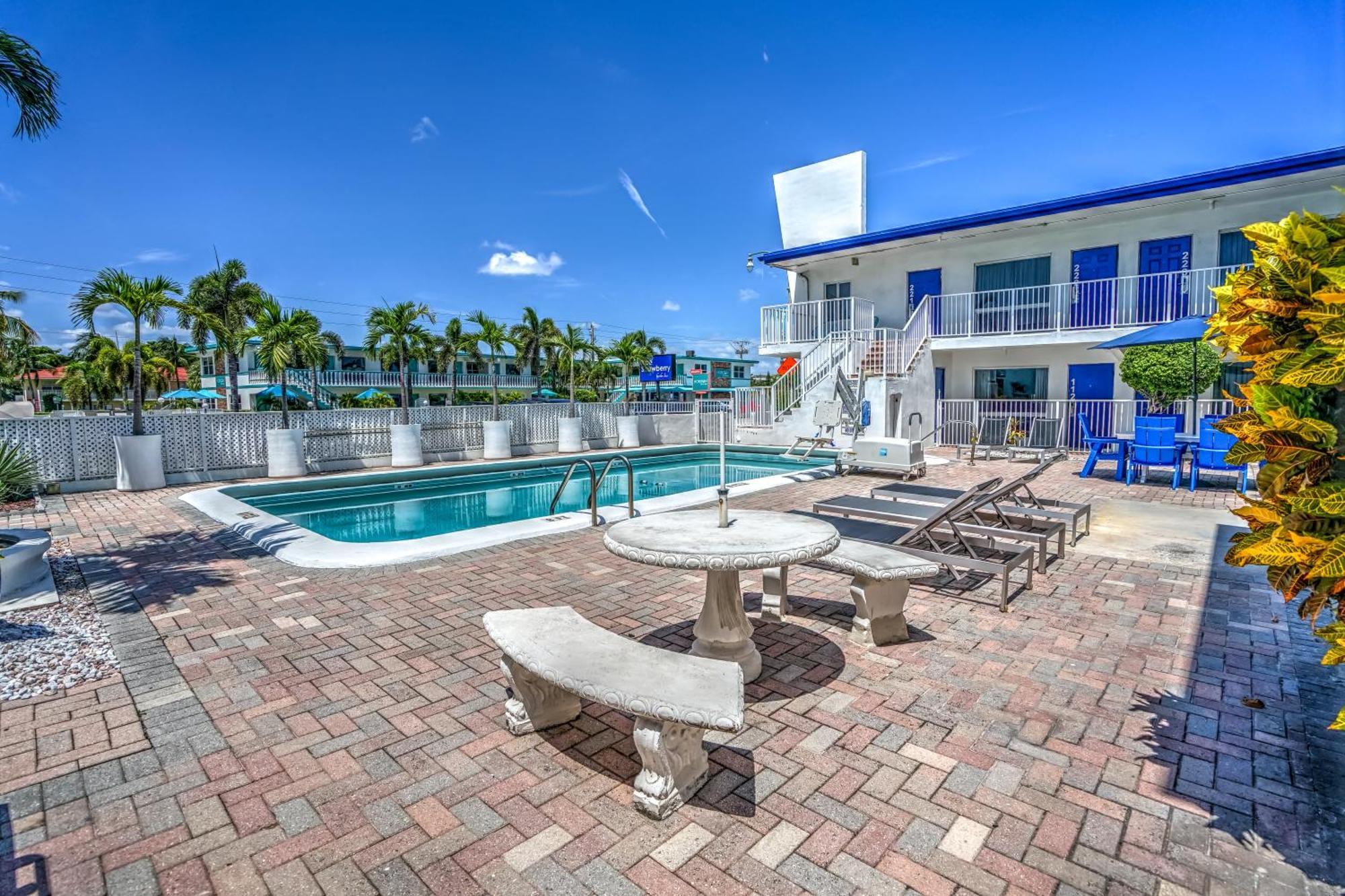 Blue Strawberry By The Sea Hotel Lauderdale-by-the-Sea Luaran gambar